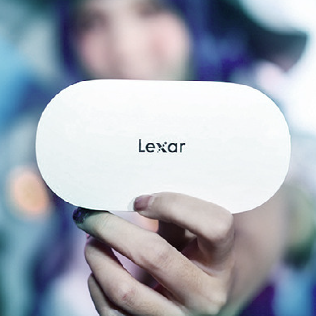 一名女性手拿白色的Lexar個人行動備份網路儲存器NAS對準鏡頭
